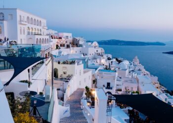 Dopo gli esami, la Grecia resta il sogno dell’estate: cresce la voglia di viaggiare tra le isole del Mediterraneo