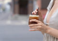 A qualcuno piace… Freddo, 8 gen z su 10 scelgono il cold coffee: grazie alle ondate di calore diventa il protagonista dell’estate, +100% di ricerche