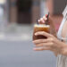 A qualcuno piace… Freddo, 8 gen z su 10 scelgono il cold coffee: grazie alle ondate di calore diventa il protagonista dell’estate, +100% di ricerche